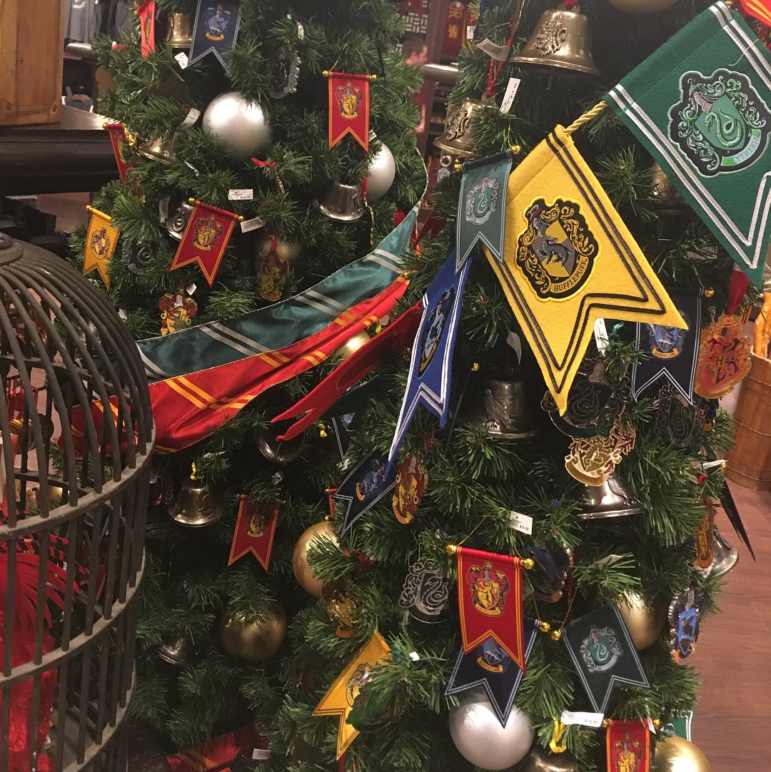 Harry Potter-Themed Christmas Decorations for Sale at Wizarding World in  Orlando -  «